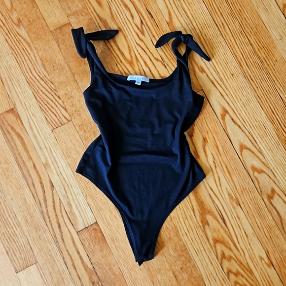 gaze Tops - Tie knot shoulder bodysuit